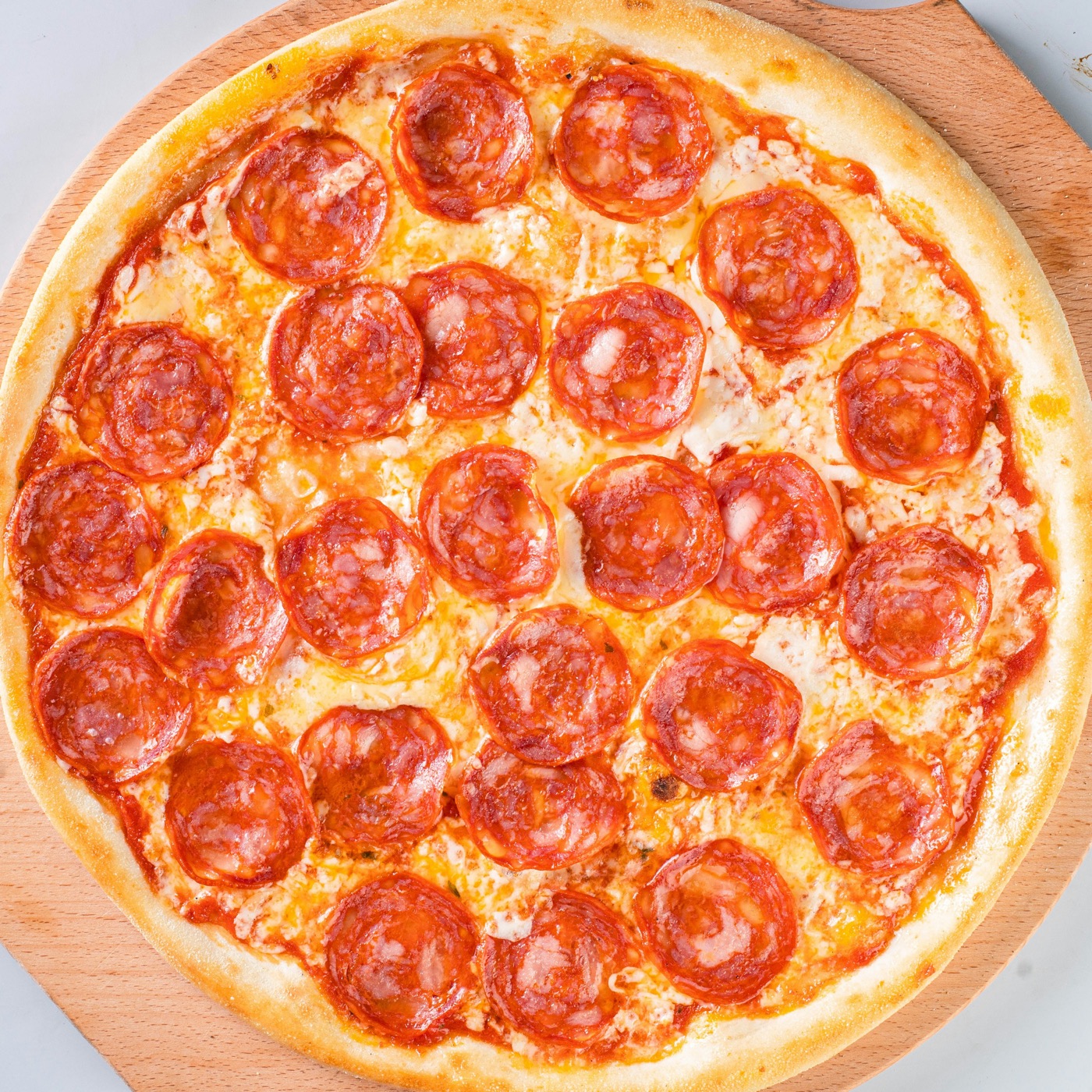 A freshly baked pepperoni pizza